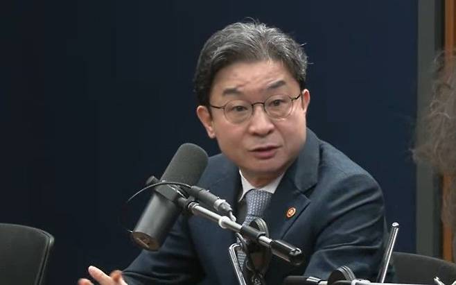 이억원 금융위원장이 16일 오전 유튜브 '김어준의 겸손은 힘들다 뉴스공장'에 출연해 발언하고 있다. 유튜브 캡쳐