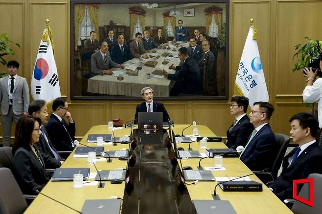 신현송 한국은행 총재가 16일 오전 서울 중구 한은에서 열린 금융통화위원회 본회의에 참석해 금통위원들과 의견을 나누고 있다. 사진공동취재단