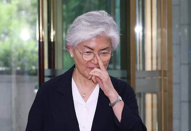 조현 외교부 장관 지시에 따라 일시 귀국한 강경화 주미대사가 15일 조 장관을 만나기 위해 외교부 청사로 들어가고 있다.