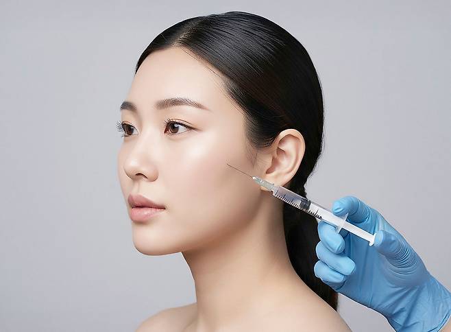 피부 볼륨 개선을 위해 필러나 콜라겐 부스터 시술을 고려하는 경우가 많다./사진=클립아트코리아