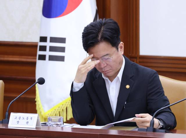 ▲김영훈 고용노동부 장관이 7월 8일 서울 종로구 정부서울청사에서 열린 비상경제본부 회의 겸 경제·산업경쟁력강화 관계장관회의에 참석, 자료를 검토하고 있다. ⓒ연합뉴스