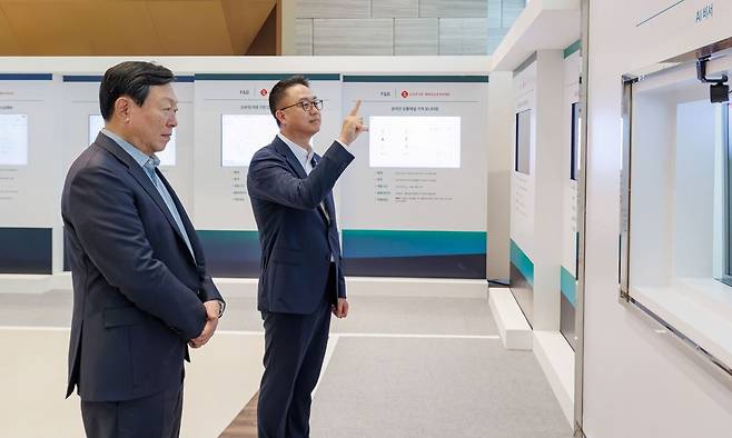 15일 VCM 개최 전 AI 에이전트 전시를 관람 중인 신동빈 롯데 회장(왼쪽)과 황민재 롯데지주 경영혁신실장. 롯데 제공