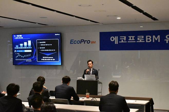 김장우 에코프로비엠 대표가 주주간담회에서 에코프로비엠의 미래 청사진에 대해 발표하고 있다.(사진=에코프로)