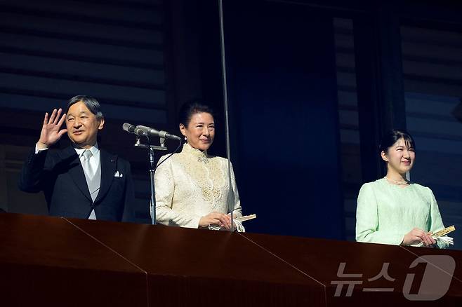 나루히토 일왕과 마사코 왕비, 아이코 공주가 도쿄 왕궁 발코니에서 신년 축하 행사에 참석을 하고 있다. 2025.01.02 ⓒ AFP=뉴스1