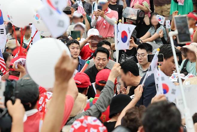 17일 국민의힘 장동혁 대표가 서울 송파구 올림픽공원 핸드볼경기장 앞으로 이동하고 있다. 연합뉴스