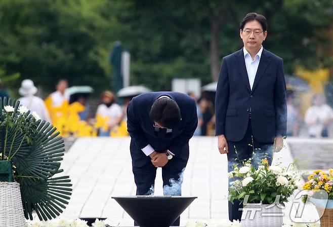 더불어민주당 당대표 후보인 김민석 전 국무총리와 '노무현의 마지막 비서관'으로 불리는 김경수 전 대통령 직속 지방시대위원회 위원장이 17일 경남 김해 진영읍 봉하마을을 찾아 고(故) 노무현 전 대통령 묘역을 참배하고 있다. 2026.7.17 ⓒ 뉴스1 윤일지 기자