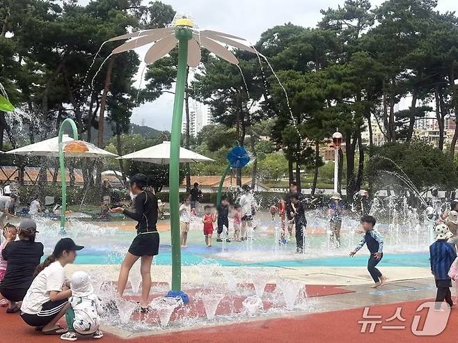 18일 오후 1시 30분 부산 부산진구 범전동 부산시민공원에 방문한 시민들이 폭염주의보 속에서도 분수 물줄기를 즐기고 있다. 2026.7.18 ⓒ 뉴스1 박서현 기자
