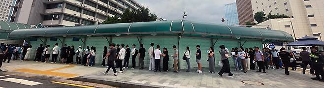 15일 서울 종로구 주한미국대사관 앞에 미국행 비자 면접을 기다리는 시민들이 긴 줄을 서서 기다리고 있다. 뉴스1