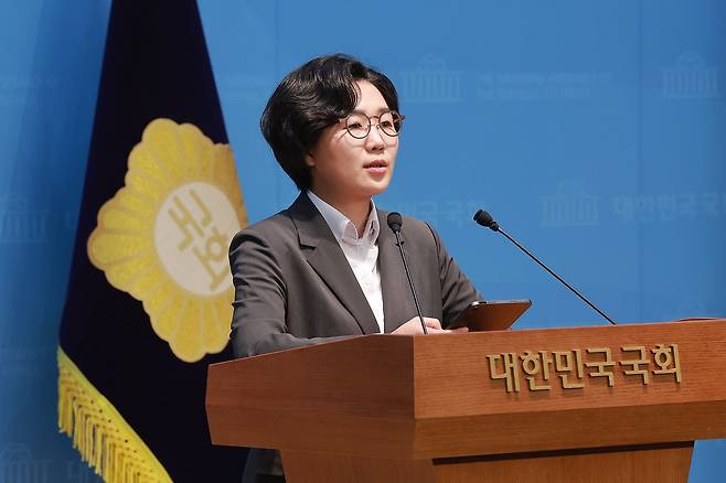 더불어민주당 당 대표에 도전하는 김보미 전 강진군의원이 14일 국회 소통관에서 전당대회 준비 과정과 관련해 입장을 밝히기에 앞서 민주당 김준혁 의원 소개를 받고 있다. 연합뉴스