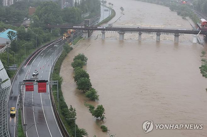 집중호우에 통제된 동부간선도로 (서울=연합뉴스) 이진욱 기자 = 집중호우가 내린 18일 서울 동부간선도로 전구간이 전면 통제되고 있다. 2026.7.18 cityboy@yna.co.kr
