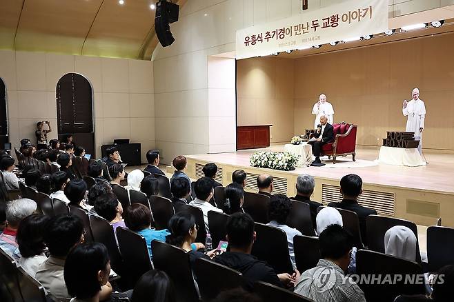 유흥식 추기경이 들려주는 두 교황 이야기 (서울=연합뉴스) 김인철 기자 = 교황청 성직자부 장관인 유흥식 추기경이 18일 서울 중구 명동대성당 코스트홀에서 '유흥식 추기경이 만난 두 교황 이야기'를 주제로 강연하고 있다. 2026.7.18 yatoya@yna.co.kr