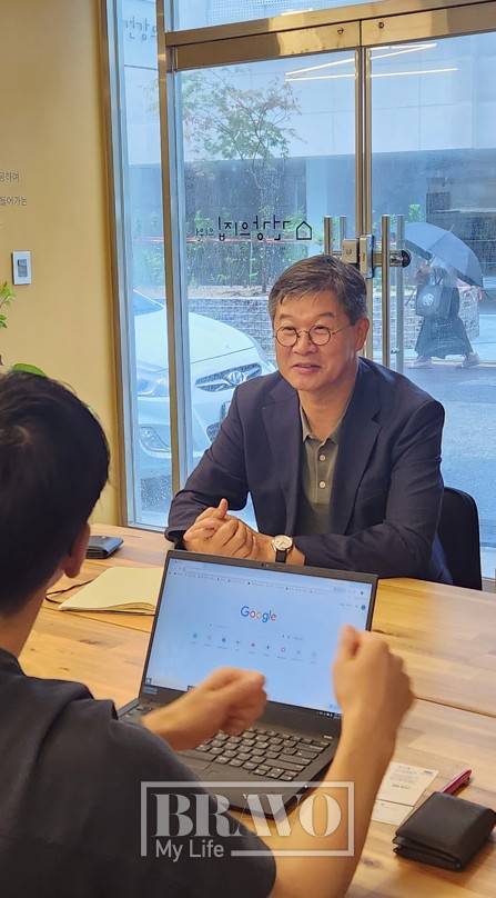 이기일 서울시립대 도시보건대학원 원장이 이달 15일 서울 강북구에 있는 '건강의집의원'에서 홍종원 원장과 대담을 나누고 있는 모습. 서지희 기자 jhsseo@