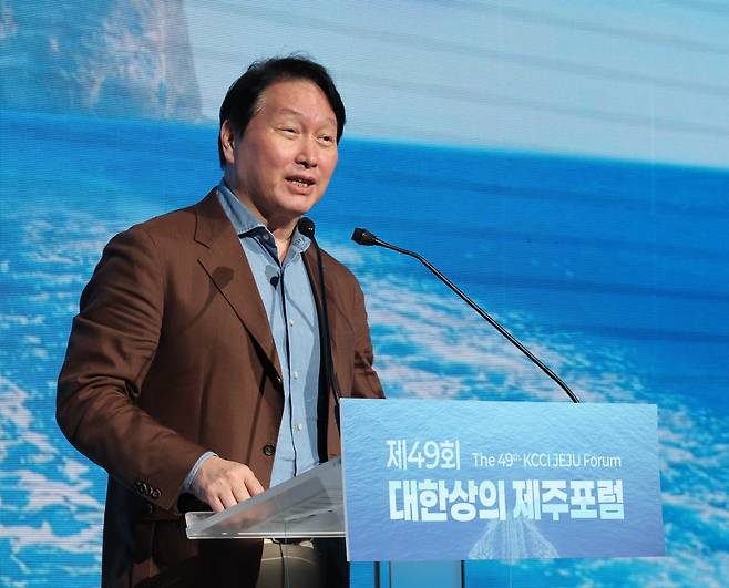 Chey Tae-won, chairman of SK Group and the Korea Chamber of Commerce and Industry, speaks at the closing ceremony of the chamber's Jeju Forum on July 18 at The Shilla Jeju in Seogwipo, Jeju. KOREA CHAMBER OF COMMERCE AND INDUSTRY