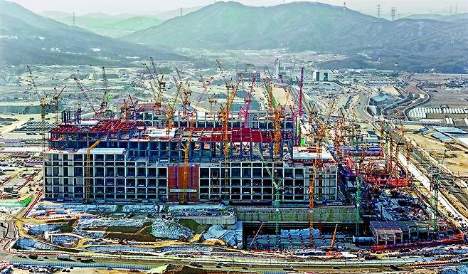 The construction site of SK hynix's Y1 chip factory located in Yongin, Gyeonggi, on Jan. 20. The fab is the first of four factories the chipmaker plans to build there. YONHAP