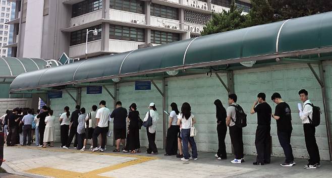 People wait in line for visa interviews outside the U.S. Embassy in Jongno District, central Seoul, on July 15. NEWS1