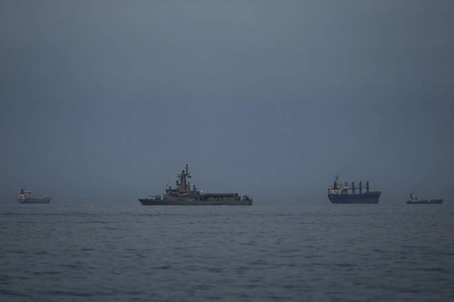 지난 3월(현지 시간) 아랍에미리트(UAE) 코르파칸에서 바라본 호르무즈 해협의 모습. AP뉴시스