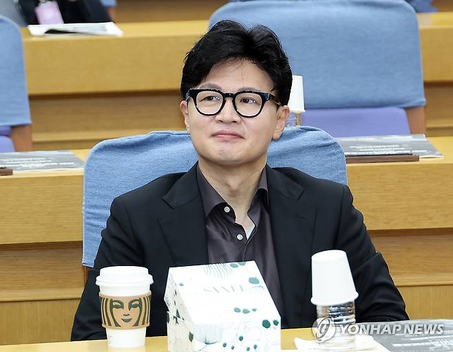 글로벌외교안보포럼 세미나 참석한 한동훈 의원 (서울=연합뉴스) 배재만 기자 = 무소속 한동훈 의원이 16일 국회 의원회관에서 열린 글로벌외교안보포럼 세미나에 참석하고 있다. 2026.7.16 scoop@yna.co.kr