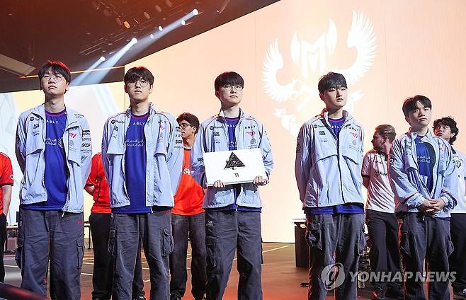 EWC 출전한 T1 (파리=연합뉴스) 김주환 기자 = LCK의 T1 선수단이 15일(현지 시간) 프랑스 파리 포르트 드 베르사유 전시장에서 열린 EWC 2026 리그 오브 레전드(LoL) 종목 개막 행사에서 무대에 서 있다. 2026.7.15 jujuk@yna.co.kr