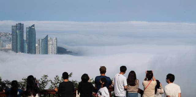 차가운 바닷물과 따뜻한 공기가 만나 발생한 해무가 부산 해운대 마린시티의 초고층 빌딩 사이로 밀려들고 있다. 정종회 기자 jjh@