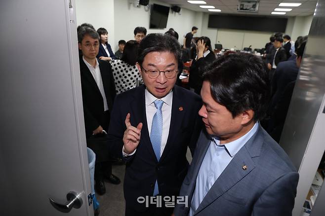 이억원(왼쪽) 금융위원장이 20일 오전 서울 여의도 국회에서 열린 더불어민주당 정무위 업무설명회에 참석 후 정무위원회 김현정 더불어민주당 의원과 함께 대화하면서 퇴장하고 있다. (사진=이데일리 노진환 기자)