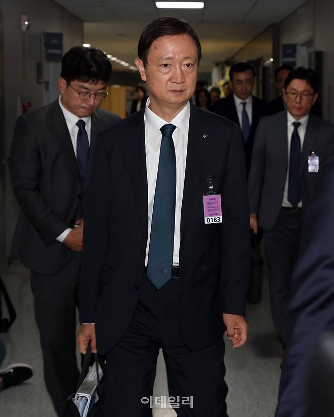 이찬진 금융감독원장이 20일 국회 의원회관에서 열린 더불어민주당 정무위원들 대상 업무설명회에 참석하기 위해 회의장에 입장하고 있다. (사진=이데일리 노진환 기자)