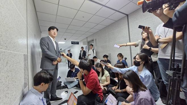 국회 정무위원회 여당 간사인 박상혁 더불어민주당 의원은 업무설명회 직후 기자들과 만나 “디지털자산기본법에 대해서도 여러 의원들이 법안을 발의했고 관심이 많다”며 “미국 지니어스법이 내년에 시행되는 효과에 대해서 시장 전망이 다르기 때문에 (원화 스테이블코인 관련 디지털자산기본법을) 빨리 입법적으로 정부에서 준비하자는 총론적 말씀이 (오늘) 있었고 논의에 나서기로 했다”고 말했다. (사진=최훈길 기자)