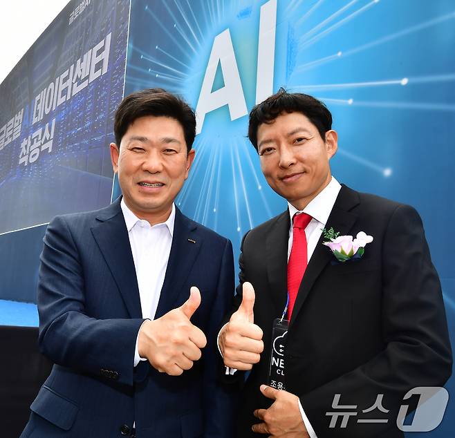 박용선 경북 포항시장과 조용완 네오AI클라우드 대표가 20일 오후 글로벌 AI데이터센터 착공식이 열린 남구 오천읍 광명일반산업단지에서 성공적인 사업 추진을 위해 기념촬영을 하고 있다. 2026.7.20 ⓒ 뉴스1 최창호 기자