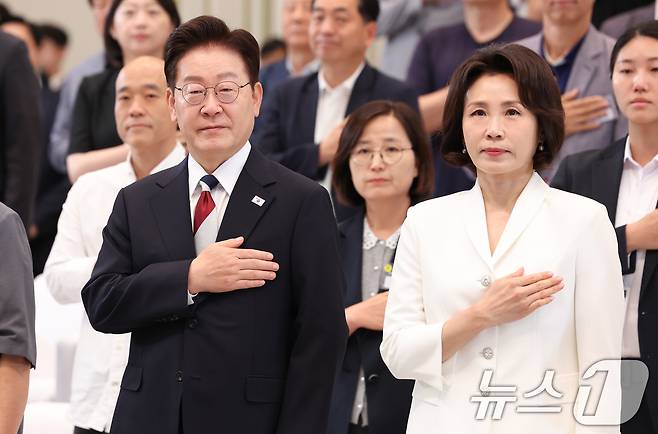 이재명 대통령과 김혜경 여사가 17일 청와대 영빈관에서 열린 '빛의 위원회' 출범기념 시민초청행사에서 국민의례를 하고 있다. 2026.7.17 ⓒ 뉴스1 허경 기자