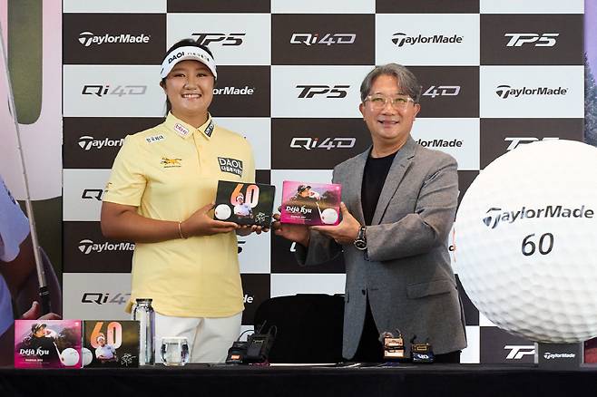 60각인 TP5 전달식(왼쪽부터 유해란 프로,테일러메이드 임헌영 대표이사