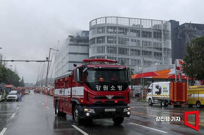 20일 사흘째 화재가 이어지고 있는 인천 서해구 쿠팡 32물류센터에서 소방대원들이 화재를 진압하고 있다. 이 물류센터는 지난 18일 오전 6시 54분께 6층에서 화재가 발생해 50시간 넘게 꺼지지 않고 있다. 2026.7.20 강진형 기자