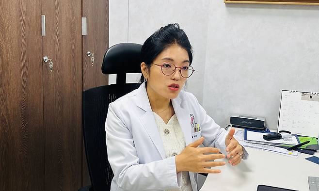 서울 영등포구 한림대강남성심병원 난치성가려움증센터에서 김혜원 센터장이 가려움증의 치료 방법에 대해 설명하고 있다. 한림대강남성심병원 제공