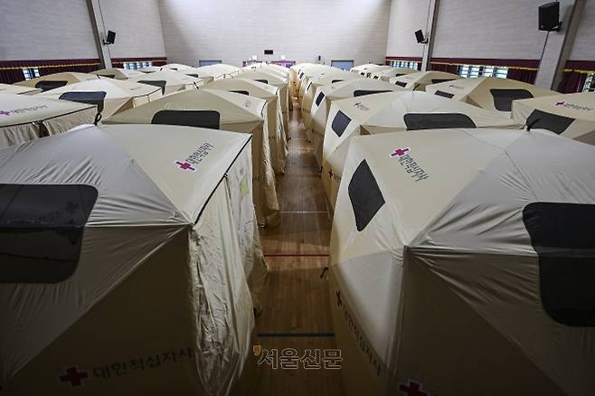 20일 인천 서해구 신현북초등학교에 마련된 대피소에 주민들을 위한 쉘터가 설치돼 있다. 2026.7.20 이지훈 기자
