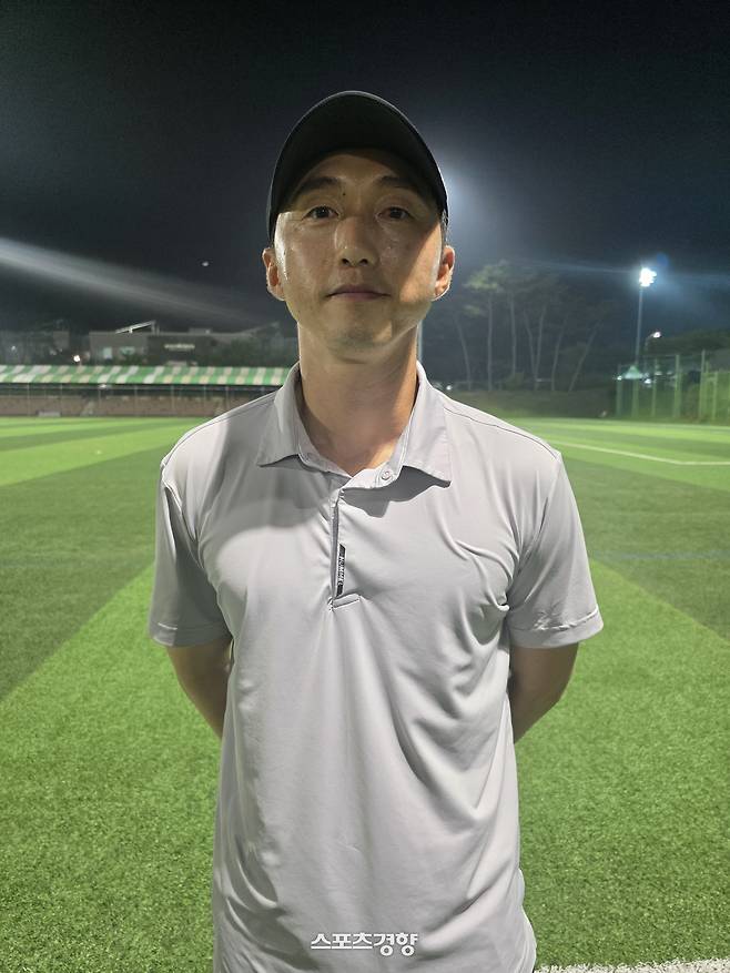중경고 이재훈 코치가 19일 제천 봉양건강축구갬프에서 열린 신평고와 2026 대통령금배 U-17 유스컵 조별리그 경기가 끝난 뒤 포즈를 취하고 있다. 제천 | 윤은용 기자