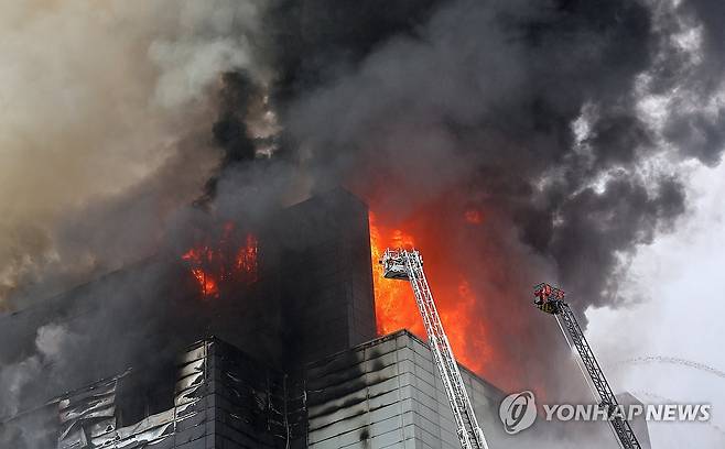 치솟는 화염과 연기, 인천 쿠팡 물류센터 화재 (인천=연합뉴스) 임순석 기자 = 20일 사흘째 화재가 이어지고 있는 인천 서해구 석남동 쿠팡 물류센터에서 화염과 함께 검은 연기가 치솟고 있다.
이 물류센터는 지난 18일 오전 6시 54분께 6층에서 화재가 발생해 50시간 넘게 꺼지지 않고 있다. 2026.7.20 soonseok02@yna.co.kr