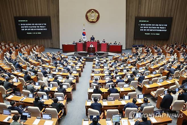종합특검연장법 제안설명하는 서영교 법사위원장 (서울=연합뉴스) 신현우 기자 = 국회 법제사법위원장인 더불어민주당 서영교 의원이 20일 국회에서 열린 7월 임시국회 제1차 본회의에서 윤석열·김건희에 의한 내란·외환 및 국정농단 행위의 진상규명을 위한 특별검사 임명 등에 관한 법률 일부개정법률안 제안설명을 하고 있다. 2026.7.20 nowwego@yna.co.kr