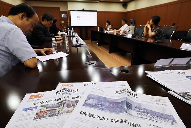 ▲ 20일 인천 제물포구 인천일보 본사에서 열린 7월 시민편집위원회에서 편집위원들이 본보 기사에 대해 논의하고 있다./김경민 기자 time20406@incheonilbo.com