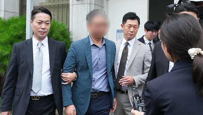 ‘장윤기 사건’ 초동수사 부실·유착 의혹과 관련해 구속영장이 청구된 전 광주 광산경찰서 형사과장이 21일 전남광주통합특별시 동구 광주지방법원에서 열리는 구속 전 피의자 심문(영장실질심사)을 마친 뒤 돌아가고 있다./조영권 기자
