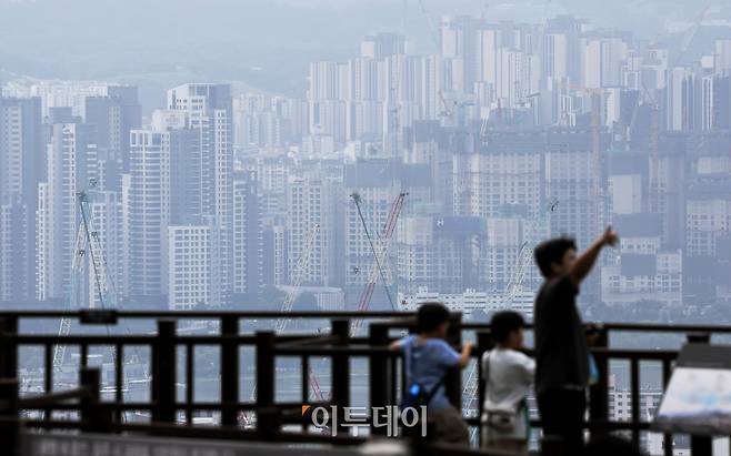 서울 남산에서 바라본 강남 일대 아파트 단지 모습. 고성준 기자 joonko1@