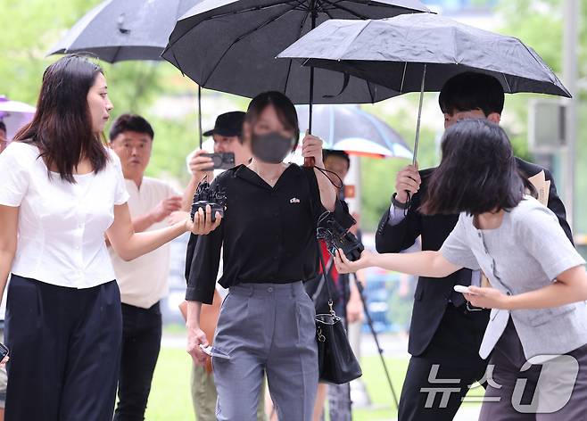 '올다르크’(올림픽공원+잔 다르크)로 불리는 30대 여성이 21일 오후 구속 전 피의자 심문(영장실질심사)을 받기 위해 서울 송파구 서울동부지방법원에 출석하고 있다. 2026.7.21 ⓒ 뉴스1 박지혜 기자