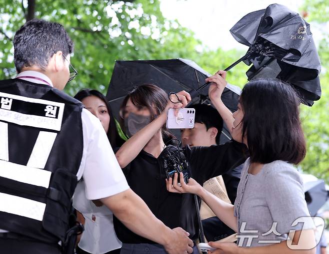 '올다르크’(올림픽공원+잔 다르크)로 불리는 30대 여성이 21일 오후 구속 전 피의자 심문(영장실질심사)을 받기 위해 서울 송파구 서울동부지방법원에 출석하고 있다. ' 2026.7.21 ⓒ 뉴스1 박지혜 기자