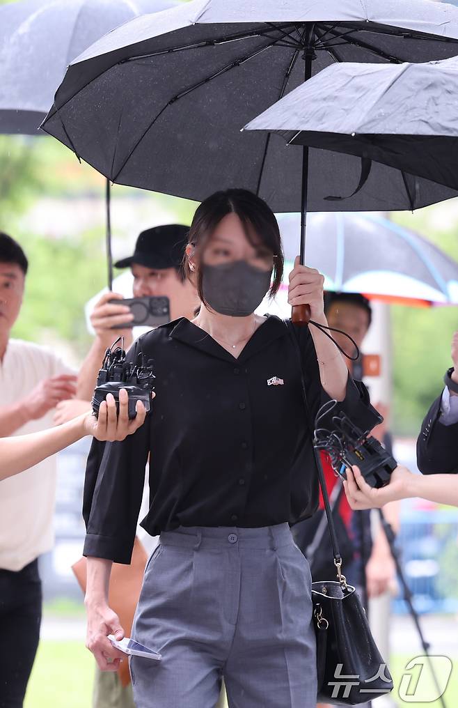 '올다르크’(올림픽공원+잔 다르크)로 불리는 30대 여성이 21일 오후 구속 전 피의자 심문(영장실질심사)을 받기 위해 서울 송파구 서울동부지방법원에 출석하고 있다..2026.7.21 ⓒ 뉴스1 박지혜 기자