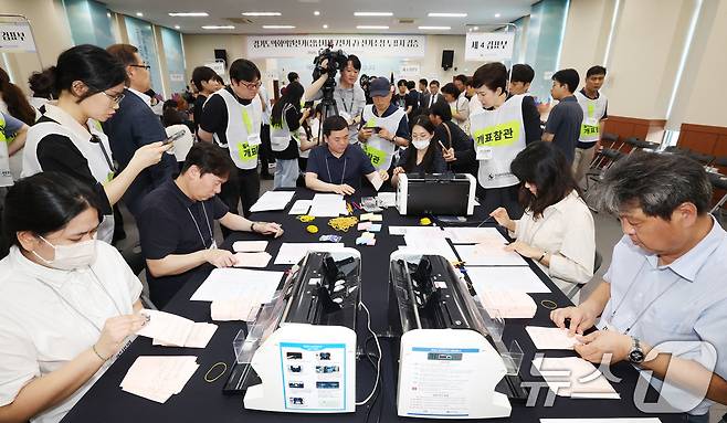 21일 경기 수원시 영통구 경기도선거관리위원회에서 열린 '성남시 제7선거구 경기도의원 선거 및 당선무효소청 투표지 검증'에서 양측 참관인들이 지켜보는 가운데 도 선관위 관계자들이 투표지 검증을 하고 있다. 2026.7.21 ⓒ 뉴스1 김영운 기자
