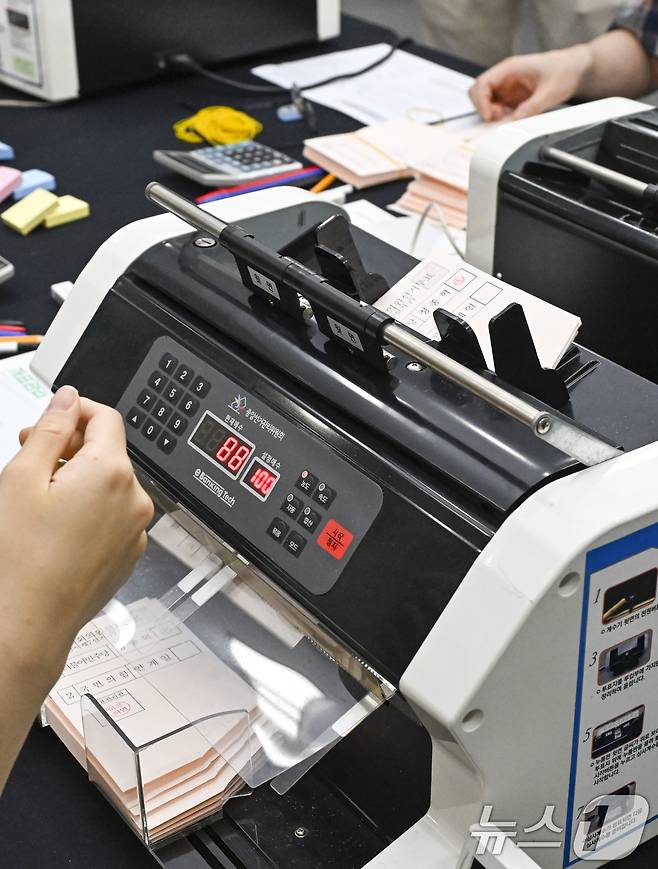 21일 경기 수원시 영통구 경기도선거관리위원회에서 열린 '성남시 제7선거구 경기도의원 선거 및 당선무효소청 투표지 검증'에서 양측 참관인들이 지켜보는 가운데 도 선관위 관계자들이 투표지 검증을 하고 있다. (공동취재) 2026.7.21 ⓒ 뉴스1 김영운 기자