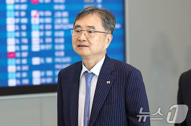 조현 외교부 장관이 21일 필리핀 마닐라에서 열리는 아세안(ASEAN·동남아시아국가연합) 관련 외교장관회의 참석차 인천국제공항을 통해 출국하고 있다. 2026.7.21 ⓒ 뉴스1 김도우 기자