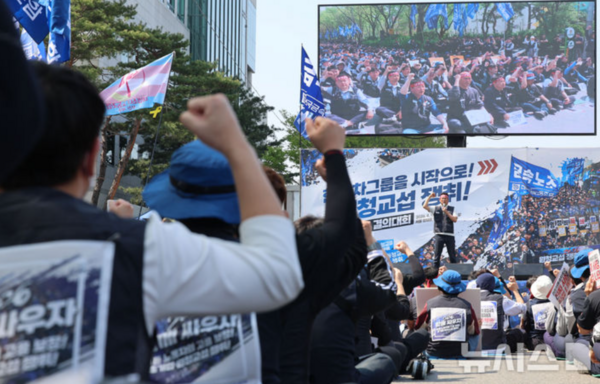 금속노동조합 현대자동차지부(현대차 노조)가 추가 부분 파업을 결정했다. 사진은 양재동 본사에서 집회 중인 현대차 노조 / 뉴시스