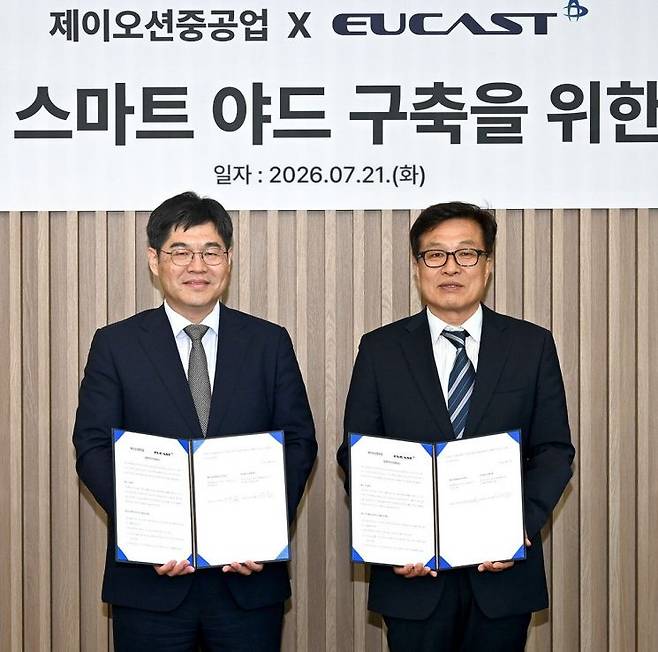 유캐스트 김재형 대표(왼쪽부터)와 제이오션중공업 하화정 대표가 ‘군산조선소 스마트 조선소 구축 및 이음5G(5G 특화망) 기반 피지컬 AI 솔루션 도입 사업’을 위한 업무협약을 맺고 있다.
