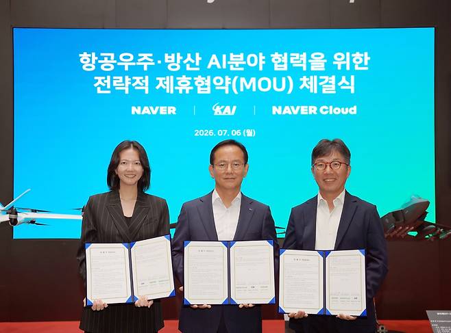 김종출 한국항공우주산업(KAI) 대표이사 사장(가운데), 최수연 네이버 대표이사, 김유원 네이버클라우드 대표이사 등이 '항공우주·방산 AI 분야 협력을 위한 전략적 제휴협약(MOU)' 체결후 기념사진을 찍고 있다.(KAI 제공)