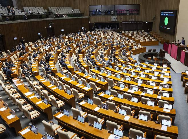 21일 국회에서 열린 7월 임시국회 제1차 본회의에서 전날 상정된 2차 종합특검 연장법안(윤석열·김건희에 의한 내란·외환 및 국정농단 행위의 진상규명을 위한 특별검사 임명 등에 관한 법률 일부개정법률안)이 국민의힘이 불참한 채 통과되고 있다. 연합뉴스