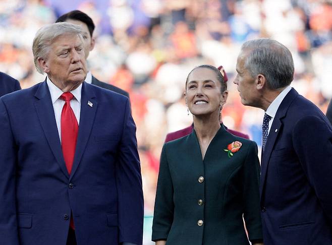 신경전 19일(현지시간) 미국 뉴욕 뉴저지스타디움에서 열린 2026 북중미월드컵 결승전이 끝난 뒤 진행된 시상식에 도널드 트럼프 미국 대통령이 클라우디아 셰인바움 멕시코 대통령, 마크 카니 캐나다 총리(왼쪽부터)와 함께 참석하고 있다. 트럼프 대통령은 다음날인 20일 캐나다산 제품에 50% 추가 관세 폭탄을 부과하는 포고령에 서명했다. 로이터연합뉴스