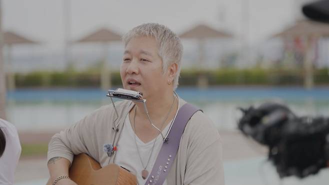 가수인 김시영 시흥시 문화홍보대사가 거북섬에서 버스킹 공연을 펼치고 있다./사진제공=이민호기자